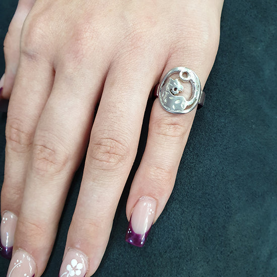 Annika Rutlin jewellery solid silver tiger ring on models hand